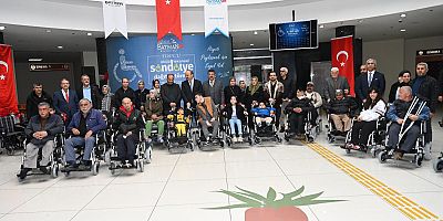  Batman Valisi Ekrem Canalp ve Milletvekili Ferhat Nasıroğlu, İhtiyacı olan engelli vatandaşlara tekerlekli sandalye teslim törenine katıldı.